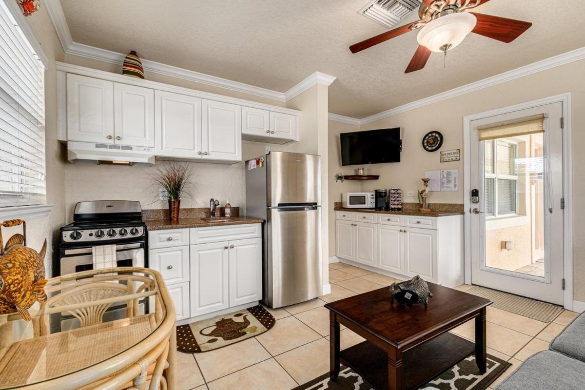 Walkable To Restaurants And Steps To The Beach! - Coconut Villa'S Suite 10 St. Pete Beach Exterior foto